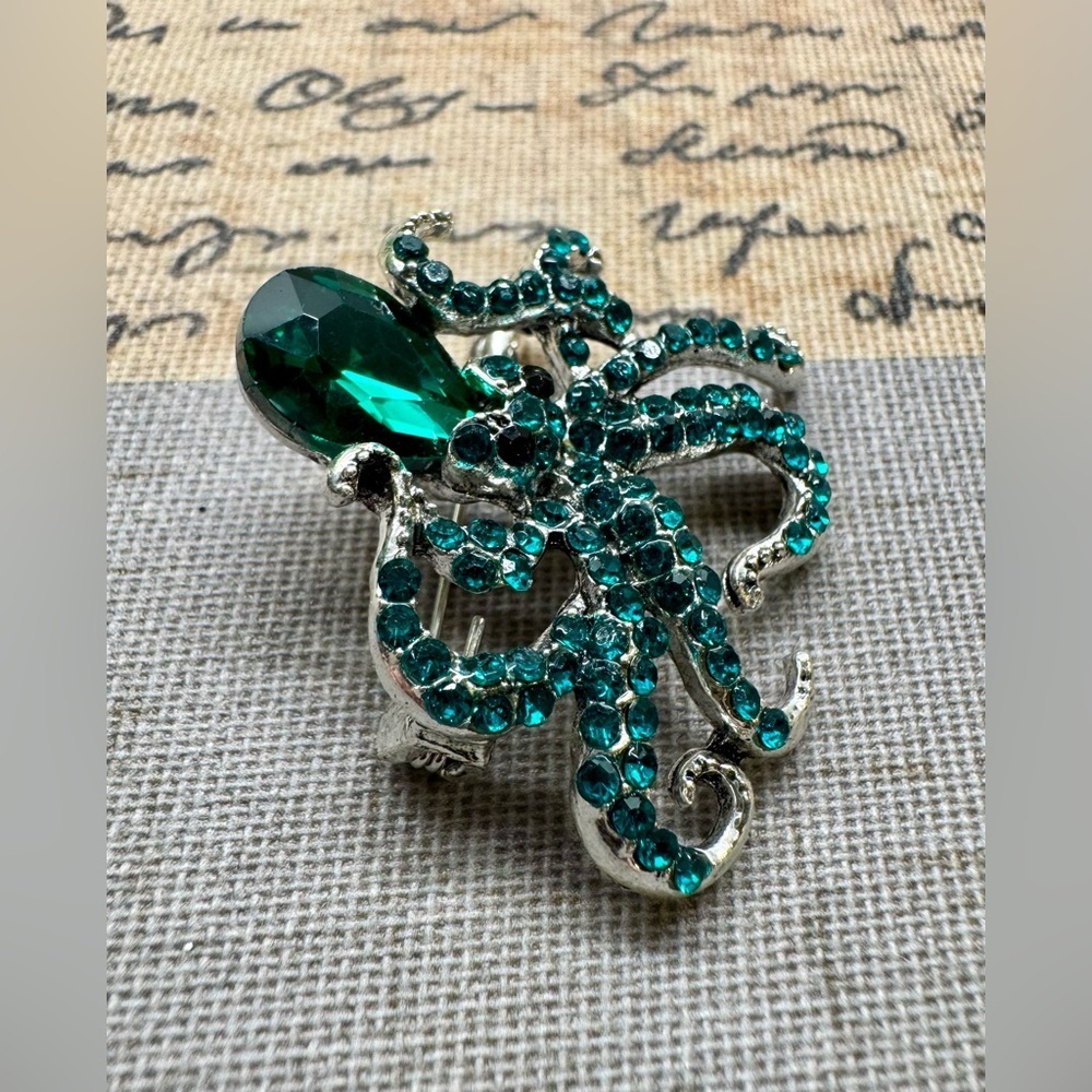 New MINI Vibrant Teal Green Austrian Crystal Octopus Pin Brooch - 1.50” - Picture 3 of 3